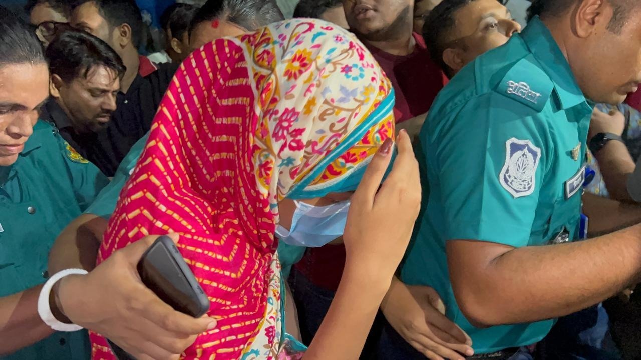 জবি ছাত্রদল নেতা জুবায়েদ হত্যার ঘটনায় তার ছাত্রী সপরিবারে পুলিশ হেফাজতে