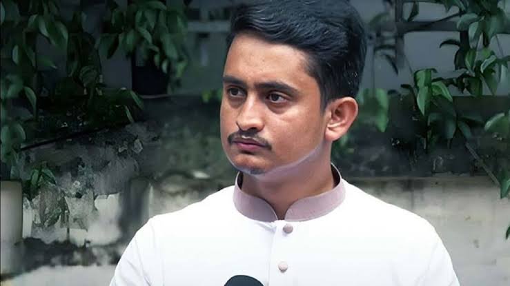 কারো সঙ্গে নির্বাচনি সমঝোতার সিদ্ধান্ত নেয়নি এনসিপি: সারজিস বডি: জাতীয় নাগরিক পার্টির (এনসিপি) মুখ্য সংগঠক (উত্তরাঞ্চল) সারজিস আলম বলেছেন, কোনো রাজনৈতিক দলের সঙ্গে ইলেক্ট্ররাল অ্যালায়েন্স (নির্বাচনি সমঝোতা) করবে কিনা এনসিপি এখনো সিদ্ধান্ত নেয়নি। যদি করে অবশ্যই এই প্রতিশ্রুতির ভিত্তিতে করবে; তা হচ্ছে যারা আগামীর বাংলাদেশে জুলাই সনদের প্রত্যেকটি সংস্কার বাস্তবায়নে কাজ করবে, যারা বিচার নিশ্চিত করতে কাজ করবে, যারা শহীদ পরিবার এবং জুলাইযোদ্ধাদের নিরাপত্তা ও পুনর্বাসনের জন্য কাজ করবে, সামগ্রিকভাবে বাংলাদেশের স্বার্থে আওয়ামী লীগবিরোধী অবস্থান ও ভারতীয় আধিপ্ত্যবাদবিরোধী অবস্থান থাকলে এনসিপি তাদের সঙ্গে নির্বাচনি সমঝোতা করতে পারে। সোমবার (১৮ অক্টোবর) সন্ধ্যায় মানিকগঞ্জে এনসিপির সমন্বয় সভা শেষে সাংবাদিকদের প্রশ্নের জবাবে তিনি এসব কথা বলেন। জেলা শহরে সিটি ড্রিম কনভেনশন সেন্টারে এ সভার আয়োজন করে জেলা এনসিপি। জাতীয় নাগরিক পার্টির (এনসিপি) মুখ্য সংগঠক (উত্তরাঞ্চল) সারজিস আলম বলেছেন, কোনো রাজনৈতিক দলের সঙ্গে ইলেক্ট্ররাল অ্যালায়েন্স (নির্বাচনি সমঝোতা) করবে কিনা এনসিপি এখনো সিদ্ধান্ত নেয়নি। যদি করে অবশ্যই এই প্রতিশ্রুতির ভিত্তিতে করবে; তা হচ্ছে যারা আগামীর বাংলাদেশে জুলাই সনদের প্রত্যেকটি সংস্কার বাস্তবায়নে কাজ করবে, যারা বিচার নিশ্চিত করতে কাজ করবে, যারা শহীদ পরিবার এবং জুলাইযোদ্ধাদের নিরাপত্তা ও পুনর্বাসনের জন্য কাজ করবে, সামগ্রিকভাবে বাংলাদেশের স্বার্থে আওয়ামী লীগবিরোধী অবস্থান ও ভারতীয় আধিপ্ত্যবাদবিরোধী অবস্থান থাকলে এনসিপি তাদের সঙ্গে নির্বাচনি সমঝোতা করতে পারে। সোমবার (১৮ অক্টোবর) সন্ধ্যায় মানিকগঞ্জে এনসিপির সমন্বয় সভা শেষে সাংবাদিকদের প্রশ্নের জবাবে তিনি এসব কথা বলেন। জেলা শহরে সিটি ড্রিম কনভেনশন সেন্টারে এ সভার আয়োজন করে জেলা এনসিপি। এনসিপির জেলা কমিটির প্রধান সমন্বয়কারী জাহিদুর রহমানের সভাপতিত্বে এবং যুগ্ম সমন্বয়কারী এএইচএম মাহফুজের সঞ্চালনায় সমন্বয় সভায় আরও বক্তব্য দেন এনসিপির ঢাকা বিভাগের সাংগঠনিক সম্পাদক সাইফুল্লাহ হায়দার। সভায় জেলা এনসিপির নেতাকর্মীরা উপস্থিত ছিলেন। শাপলা প্রতীক পাওয়ার বিষয়ে সারজিস আলম বলেন, এখন পর্যন্ত নির্বাচন কমিশন শাপলা না পাওয়ার কোনো আইনগত ভিত্তি দেখাতে পারেননি। নির্বাচন কমিশন যদি তাদের মনমতো স্বেচ্ছাচারী আচরণ করে থাকে তাহলে নির্বাচন কমিশন আগামীর বাংলাদেশে সুষ্ঠু সংসদ নির্বাচন উপহার দিতে পারবে না। এই নির্বাচন কমিশনের ওপর বাংলাদেশের জন্যগণের আস্থা থাকবে না, এনসিপিরও আস্থা থাকবে না। নির্বাচন কমিশন পুনর্গঠন করেই আগামীর নির্বাচনের দিকে যেতে হবে। তিনি বলেন, নির্বাচনের সময়সীমা নিয়ে এনসিপির কোনো সমস্যা নেই। ফেব্রুয়ারিতে নির্বাচন হলেও এনসিপির কোনো সমস্যা নেই। কিন্তু সরকারের ওপর গুরুত্বপূর্ণ যেসব দায়িত্ব রয়েছে যেগুলো বাস্তবায়ন না করলেই নয়, যেমন- জুলাই সনদের আইনগত ভিত্তি দেওয়া, জুলাই সনদের বাস্তবায়নের নিশ্চয়তা প্রদান করা, জুলাই আন্দোলনে হত্যাকাণ্ডের দৃশ্যমান বিচারিক প্রক্রিয়ার একটি বড় অংশ যেন আমরা কার্যকর দেখতে পারি। এ বিষয়গুলো দেখানো এবং একটি সুষ্ঠু নির্বাচনের জন্য এই নির্বাচন কমিশন তাদের স্বাধীনতা, স্বকীয়তা বজায় রেখে নিরপেক্ষ থাকলে এবং তা প্রমাণ করতে পারলে নির্বাচনে এনসিপির সমস্যা নেই। কিন্তু অন্তর্বর্তীকালীন সরকার যদি শুধু নির্বাচনকেন্দ্রিক পরিকল্পনা করেন, আমরা মনে করি বাংলাদেশের মানুষ তাদের ওপর আস্থা রাখবে না। এবং তারা এগুলোকে পাশ কাটিয়ে, উপেক্ষা করে শুধু নির্বাচনকেন্দ্রিক চিন্তা করতে পারবে না। সারজিস আলম বলেন, জুলাই সনদে যে সব বিষয়ে ঐকমত্য হয়েছে তা সংস্কার-সংশ্লিষ্ট বিষয়। এই সংস্কার-সংশ্লিষ্ট বিষয়গুলো আগামী দুই-তিন মাসের মধ্যে বাস্তবায়ন করা সম্ভব হবে। যে সংস্কারগুলো দীর্ঘমেয়াদী তা আগামী সংসদ নির্বাচনে যারা নির্বাচিত হবেন এবং অন্যান্য রাজনৈতিক দল জুলাই সনদে যারা স্বাক্ষর করেছে তাদের প্রতিশ্রুতি হবে, ওই সনদে থাকা প্রত্যেকটি দাবি ঐক্যবদ্ধভাবে আগামীর মেয়াদকালীন তারা বাস্তবায়ন করবে। এককভাবে জামায়াতে ইসলামী কিংবা বিএনপি ভারতীয় আধিপত্যবাদ এবং আওয়ামী লীগবিরোধী লড়াইকে শক্তিশালীভাবে চালিয়ে যেতে পারবে না বলে মন্তব্য করেন সারজিস আলম। তিনি বলেন, ভারতীয় আধিপত্যবাদ এবং আওয়ামী লীগবিরোধী লড়াইয়ে এনসিপি এবং তরুণ প্রজন্মের উপস্থিতি আবশ্যক। আমরা মনে করি, দুর্নীতিবিরোধী আগামীর বাংলাদেশে যে জনআকাঙ্ক্ষার লড়াই, সেই লড়াইও সংসদে এই তরুণ প্রজন্ম ও এনসিপির প্রতিনিধি আবশ্যক। সেই লক্ষ্যে আমরা আমাদের সাংগঠনিক ভিত্তি শক্তিশালী করতে প্রত্যেকটি জেলায় সাংগঠনিক সমন্বয় সভা করছি। আমরা মনে করি, আগামী ডিসেম্বরের মধ্যে প্রত্যেকটি ওয়ার্ডে এনসিপির আহ্বায়ক কমিটি থাকবে এবং শক্তিশালী ভিত্তি নিয়ে আগামীতে সংসদে জনগণের প্রতিনিধিত্ব করবে। সারজিস আলম বলেন, এনসিপিসহ দলের অন্যান্য যে সকল সংগঠন আছে তা আমরা মনে করি শক্তিশালী সাংগঠনিক ভিত্তি প্রয়োজন। আমরা প্রত্যেকটি জেলায় জুলাই পদযাত্রা করেছিলাম, এখন আমরা প্রত্যেকটি জেলায় সাংগঠনিক সমন্বয় সভা করছি। আগামীর বাংলাদেশ আমরা এনসিপিকে একটি শক্তিশালী দল হিসেবে দেখতে চাই। আমরা মনে করি, আগামী বাংলাদেশ এনসিপি একটি শক্তিশালী দল হিসেবে জাতীয় সংসদে জনগণের প্রতিনিধিত্ব করবে। ভারতীয় আধিপত্যবাদ এবং আওয়ামী লীগের প্রশ্নে এনসিপি আপসহীনভাবে পূর্বের মতো আগামীতেও লড়াই করে যাবে।