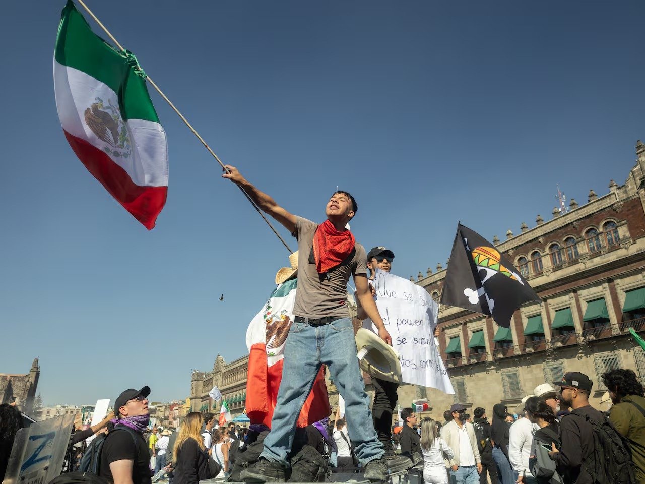 বিক্ষোভে উত্তাল মেক্সিকো, প্রেসিডেন্ট ভবনে ঢোকার চেষ্টা