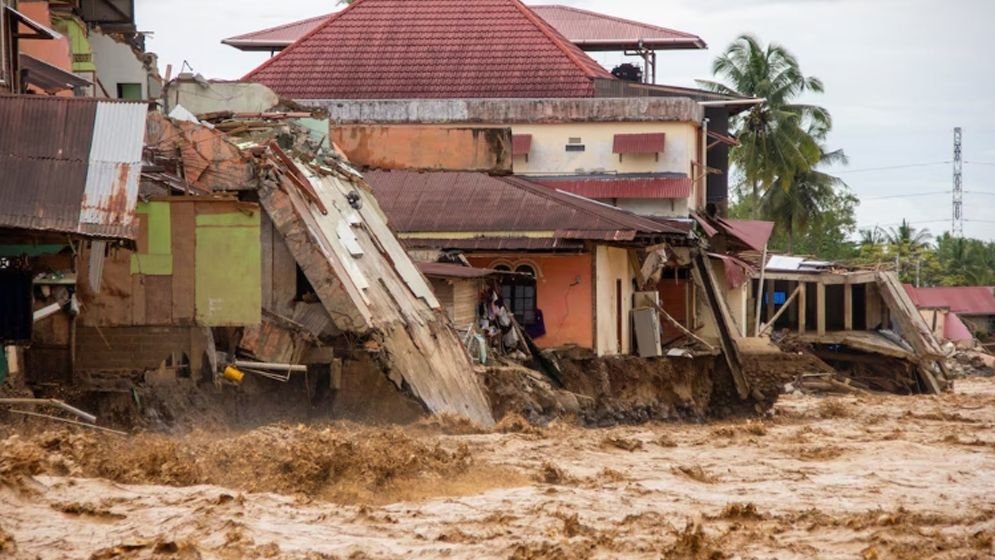 ভয়াবহ বন্যায় ইন্দোনেশিয়া ও থাইল্যান্ডে নিহতের সংখ্যা ছাড়াল ৩০০